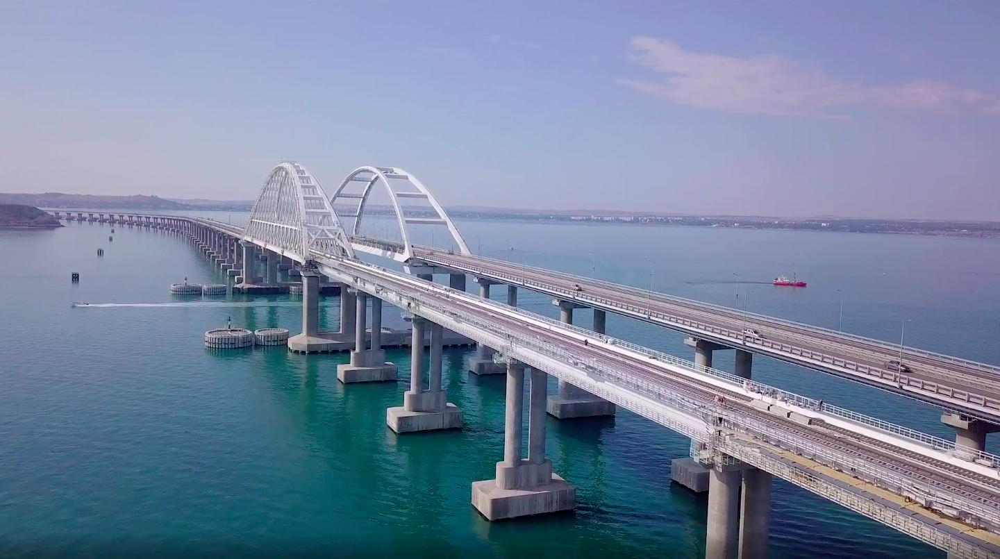 Крымский мост расположен. Мост через Керченский пролив. Крымский мост Керченский пролив. Мост через Керченский пролив 2018. Мост через Керченский пролив 2021.