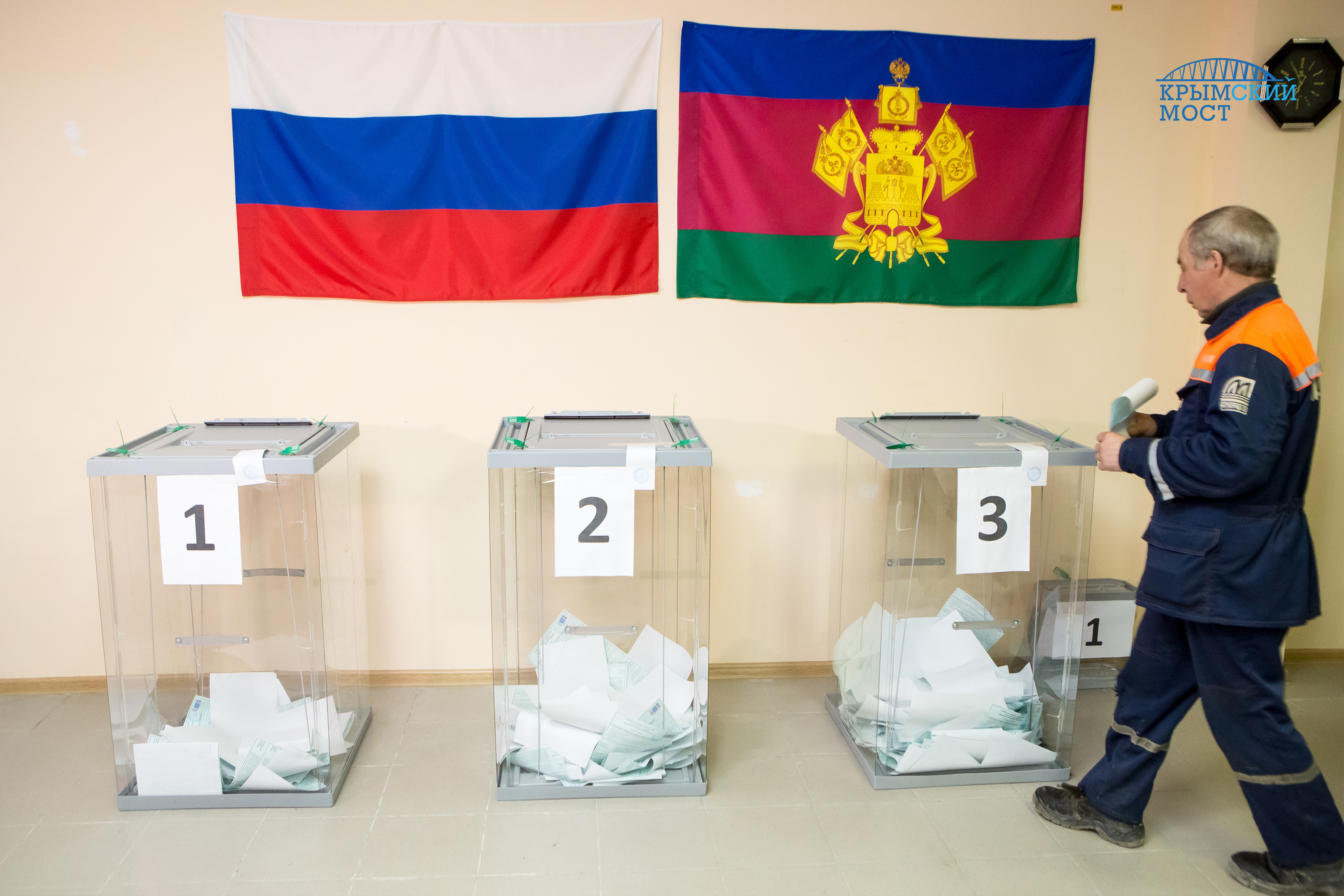 Крымский мост голосование. Голосование на избирательном участке фото. Явка на выборы президента 2018 Крым.