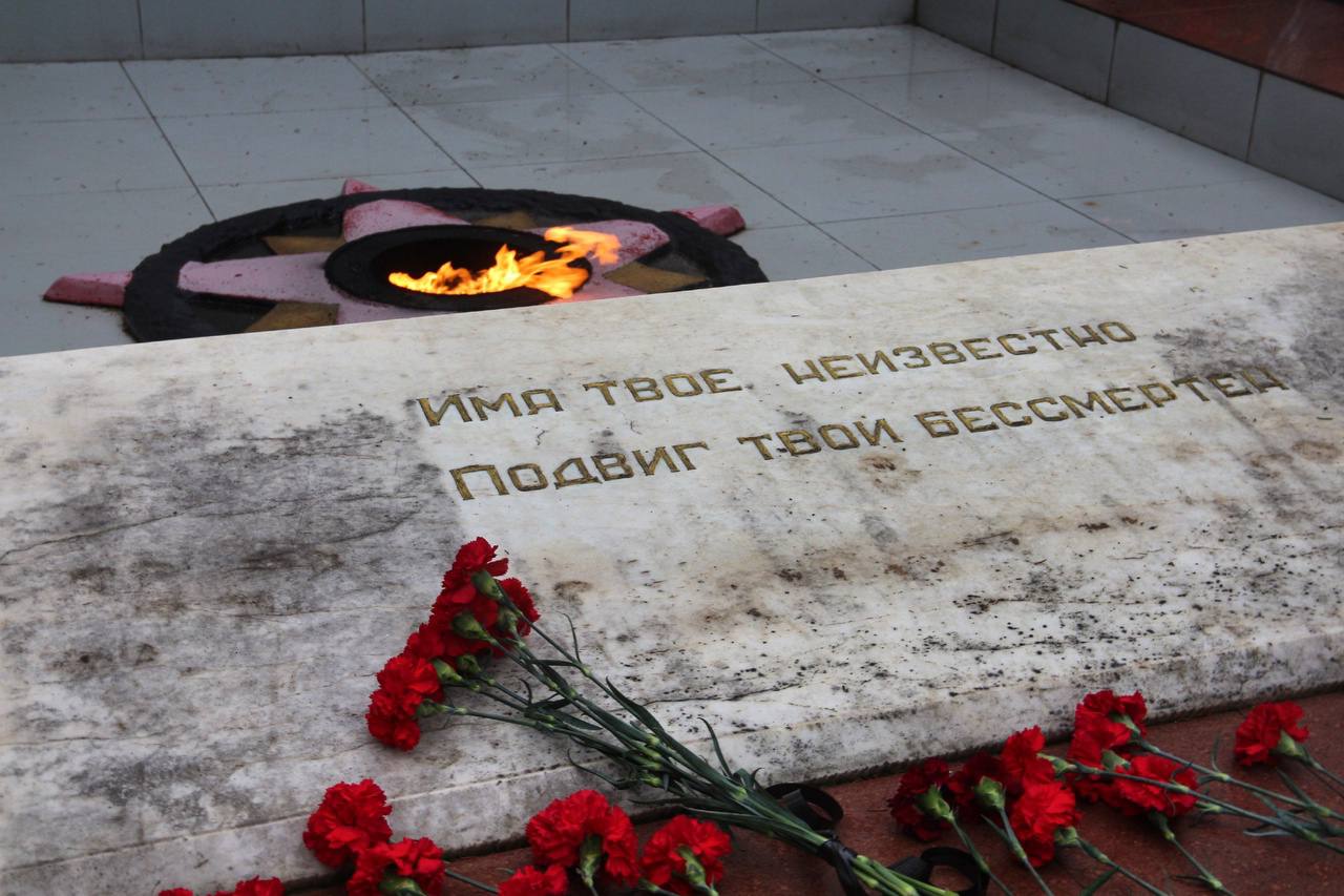 Какая сегодня памятная. Мемориал неизвестному солдату в российских городах. Монумент вечной славы.